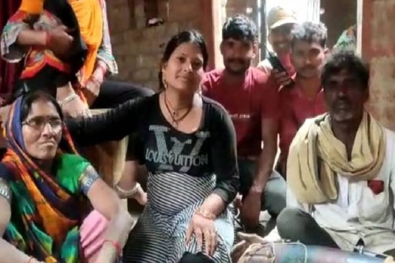 मोतीलाल की दो बेटियां हैं, जिनके नाम प्रिया और सीमा है। दोनों ने कहा कि वह अपने पिता की इस खुशी बहुत खुश हैं। हम बहुत किस्मत वाले हैं जो पिता की बारात में बाराती बने हैं। हमारी खुशी का कोई ठिकाना नहीं है। ग्रामीणों ने बताया कि बुजुर्ग दंपत्ति पिछले 40 वर्षों से बगैर शादी के एक दूसरे के साथ रह रहे थे। समय बीतता गया और दोनों के बच्चे भी हो गए।