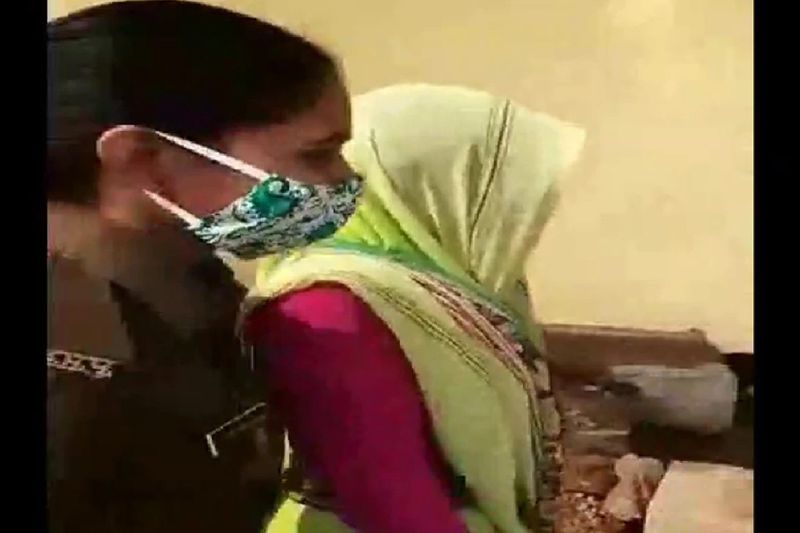 మరుసటి రోజు పొలంలోని ఒక గుడి సమీపంలో చిన్నారి మృతదేహం, దారుణమైన స్థితిలో దొరికింది. మృతదేహం నుంచి ఊపిరితిత్తులు, గుండె, కాలేయం తీశారు. కాళ్ళు ఎరుపు రంగులో పెయింట్ చేసి ఉన్నాయి.