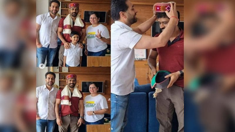 कुल्लू टोपी में लगे हिमाचली
धोनी ने इस दौरान हिमाचल की ट्रेडिशनल टोपी भी पहनीं। जिसे कुल्लु टोपी भी कहा जाता है। साथ गले में गमछा डाले वह बिलकुल हिमाचली ही लग रहे हैं।