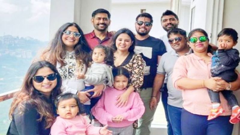 फैंस के साथ वायरल हुई फोटो
धोनी फिलहाल अपने परिवार के साथ मोहली स्थित होम स्टे व्हाइट हेवन में रुके हैं। जहां उनसे मिलने कई लोग आए। धोनी ने भी उन्हें नाराज नहीं किया और फैंस के साथ खूब फोटोज क्लिक करवाई। 