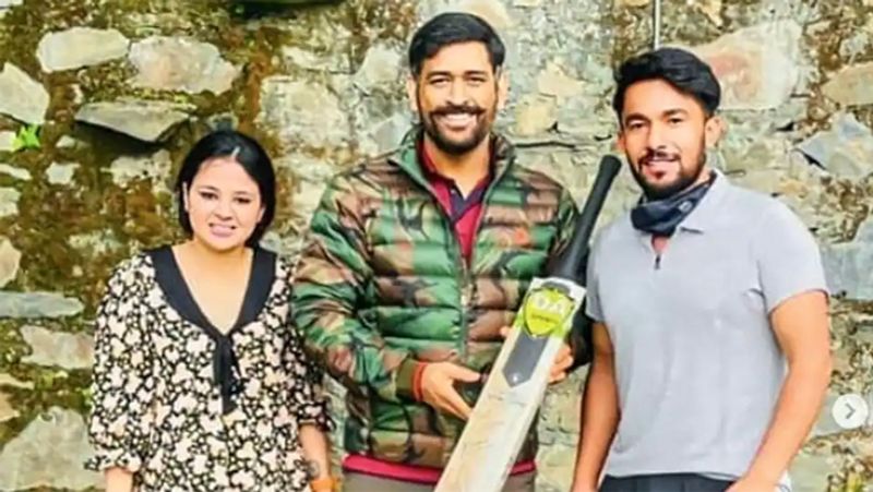 భారత మాజీ సారథి మహేంద్ర సింగ్ ధోనీ కుటుంబం సిమ్లా వెకేషన్లో ఫోటోలు... వీటిని సాక్షి సింగ్, జీవా ధోనీ తమ ఇన్స్టాగ్రామ్ అకౌంట్లలో పోస్టు చేశారు.