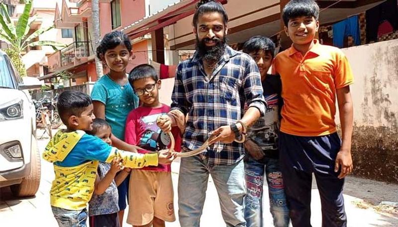 ಹಾವನ್ನು ಹಿಡಿಯಲು ಭಯವಾಗಿಲ್ಲವೇ?
ಮಂಗಳೂರಿನ ಯಾವುದೇ ಪ್ರದೇಶದಿಂದ ಯಾರೇ ಹಾವುಗಳನ್ನು ಹಿಡಿಯಲು ಕರೆ ಮಾಡಿದರೆ, ಕೂಡಲೇ ತಮ್ಮೆಲ್ಲಾ ಕೆಲಸಗಳನ್ನು ಬದಿಗಿಟ್ಟು ತೆರಳುವ ಇವರಿಗೆ ಈ ಸರಿಸೃಪವೆಂದರೆ ಭಯವೇ ಇಲ್ಲವಂತೆ. ಆರಂಭದಲ್ಲಿ ವಿಷಯುಕ್ತ ಹಾವನ್ನು ಹಿಡಿಯಲು ಭಯವಾಗುತ್ತಿತ್ತು. ಆದರೆ ಕ್ರಮೇಣ ಭಯ ಕಡಿಮೆ ಆಗಿದೆ. ಆದರೆ ಕೆಲವೊಮ್ಮೆ ಹಾವುಗಳು ಸಿಟ್ಟಾಗಿದ್ದರೆ ಹಿಡಿಯಲು ಭಯವಾಗುತ್ತದೆ, ಆ ಭಯ ಇರಲೇಬೇಕು, ಆದರೆ ಆ ಭಯವನ್ನು ಹಿಮ್ಮೆಟ್ಟಿ ಧೈರ್ಯದಿಂದ ಅದರ ರಕ್ಷಿಸಿದಾಗ ಒಂದೊಳ್ಳೆ ಅನುಭವ ಸಿಗುತ್ತದೆ. ಜೊತೆಗೆ ಹಾವುಗಳ ರಕ್ಷಣೆ ಮಾಡಿದ ಸಾರ್ಥಕತೆ ಇರುತ್ತದೆ, ಎನ್ನುತ್ತಾರೆ ವಿಘ್ನೇಶ್.
