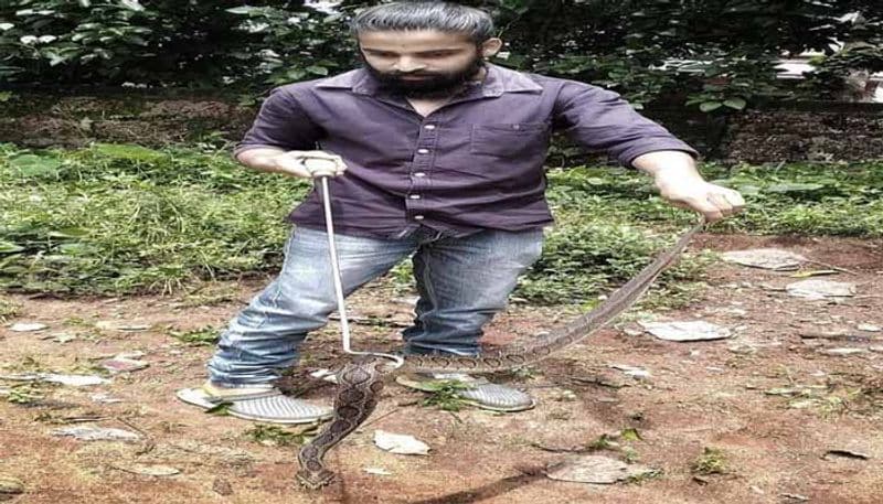 ಹಾವುಗಳ ರಕ್ಷಣೆ ಬಗ್ಗೆ ಜನರಿಗೇನು ಹೇಳುವಿರಿ..
ಹಾವುಗಳನ್ನು ಕಂಡಾಗ ಮೊದಲು ಹೆಚ್ಚಿನ ಜನರು ಅದನ್ನು ಕೊಲ್ಲಲು ಮುಂದಾಗುತ್ತಿದ್ದರು, ಜನಕ್ಕೆ ಹೆಚ್ಚಾಗಿ ಹೆಬ್ಬಾವು, ನಾಗರಹಾವು ಬಿಟ್ಟು ಬೇರೆ ಯಾವುದೇ ಹಾವು ತಿಳಿದಿರಲಿಲ್ಲ, ಯಾವುದೇ ಹಾವನ್ನು ನೋಡಿದರೂ ಅದು ವಿಷದ ಹಾವು ಎಂದು ಹೊಡೆದು ಸಾಯಿಸುತ್ತಿದ್ದರು. ಅದೇ ಕಾರಣಕ್ಕೆ ಹಾವುಗಳನ್ನು ಹಿಡಿದು, ರಕ್ಷಣೆ ಮಾಡುವ ಕಾರ್ಯಕ್ಕೆ ಮುಂದಾದೆ ಎನ್ನುವ ವಿಘ್ನೇಶ್ ಪರಿಸರದ ಉಳಿವಿಗೆ ಹಾವುಗಳು ಸಹ ಪ್ರಕೃತಿಯಲ್ಲಿ ಇರಬೇಕು ಎಂದು ಹೇಳುತ್ತಾರೆ.
