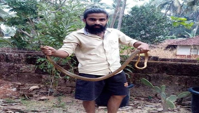 ಹಾವನ್ನು ಹಿಡಿಯುವ ರೀತಿ ಹೇಗೆ ?
ಹಾವುಗಳನ್ನು ಹಿಡಿಯುವ ವಿವಿಧ ವಿಡಿಯೋಗಳನ್ನು ನೋಡಿ ಅದನ್ನು ಯಾವ ರೀತಿ ಹ್ಯಾಂಡಲ್ ಮಾಡಬಹುದು ಎನ್ನುವುದನ್ನು ಕಲಿತೆ, ಅಲ್ಲದೆ ಬೇರೆ ಬೇರೆ ಹಾವು ಹಿಡಿಯುವವರ ಮತ್ತು ಉರಗ ತಜ್ಞರ ಜೊತೆ ಮಾತುಕತೆ ನಡೆಸಿ, ವಿವಿಧ ಹಾವುಗಳ ಜೀವನ, ಅವುಗಳನ್ನು ಹಿಡಿಯುವ ರೀತಿ, ವಿಷದ ಹಾವುಗಳ ಬಗ್ಗೆ ಮಾಹಿತಿ ಪಡೆದಿದ್ದೇನೆ ಎಂದು ವಿಘ್ನೇಶ್ ಹೇಳುತ್ತಾರೆ. ಹೊಸ ಹಾವನ್ನು ನೋಡಿದಾಗ, ಅವುಗಳನ್ನು ಫೋಟೋ ಸೆರೆ ಹಿಡಿದು ತಜ್ಞರಿಗೆ ಕಳುಹಿಸಿ ಬಳಿಕ ಅದನ್ನು ಹಿಡಿಯುವುದಾಗಿ ಅವರು ಹೇಳಿದ್ದಾರೆ. ಇಲ್ಲಿವರೆಗೆ ಯಾವುದೇ ರೀತಿಯ ಕೋರ್ಸ್ ಮಾಡಿಲ್ಲ, ಮುಂದೆ ಮಾಡುವ ಯೋಚನೆ ಇದೆ. ಆನ್ಲೈನ್ ಕ್ಲಾಸ್ ಮತ್ತು ಪುಸ್ತಕಗಳನ್ನು ಓದುವ ಮೂಲಕ ಹಾವಿನ ಬಗ್ಗೆ ಅಧ್ಯಯನ ನಡೆಸಿದ್ದೇನೆ. 