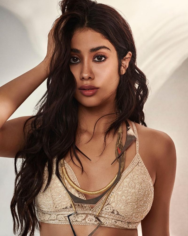 Warm tones
Kapoor swears by using a brown eyeshadow for her daytime looks. A dash of simple brown or a warm tone of eyeshadow can give depth to your eyes, making them look beautiful.