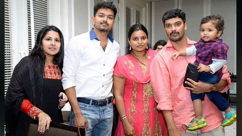 2000 में विजय और संगीता पेरेंट्स बने। विजय के घर बेटे का जन्म हुआ, जिसका नाम उन्होंने जैसन संजय रखा। इसके बाद 2005 में विजय के घर बेटी हुई। उनकी बेटी का नाम दिव्या साशा है। साशा और जैसन ने विजय की कई फिल्मों में कैमियो (छोटे रोल) किए हैं। जैसन ने 2009 में आई फिल्म 'वेत्तइकारन' में कैमियो किया है, जबकि साशा ने भी कुछ फिल्मों में छोटा रोल किया है।