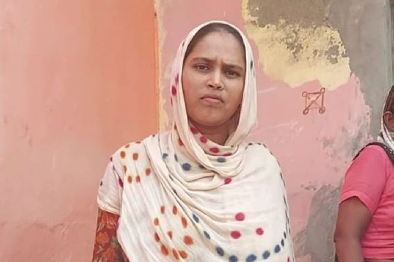 पत्नी ने बताई पूरी कहानी
पुलिस इस मामले में लगातार गांववालों और मृतक की पत्नी फूलवती से लगातार पूछताछ कर रही है। महिला ने बताया कि जब काफी देर होने के बाद कोई हलचल नहीं हुई तो मुझे शक हुआ। इसके बाद आवाज भी लगाई, लेकिन कोई जबाव नहीं आया। जब अंदर वंहा पहुंची तो चारों के शव कमरे में पड़े हुए थे। आसपास के लोगों को बुलाकर मौके पर बुलाया। लेकिन गैस की गंध के चलते कोई अंदर नहीं जा पा रहा था। क्योंकि लोगों को सांस लेने में दिक्कत हो रही थी।
