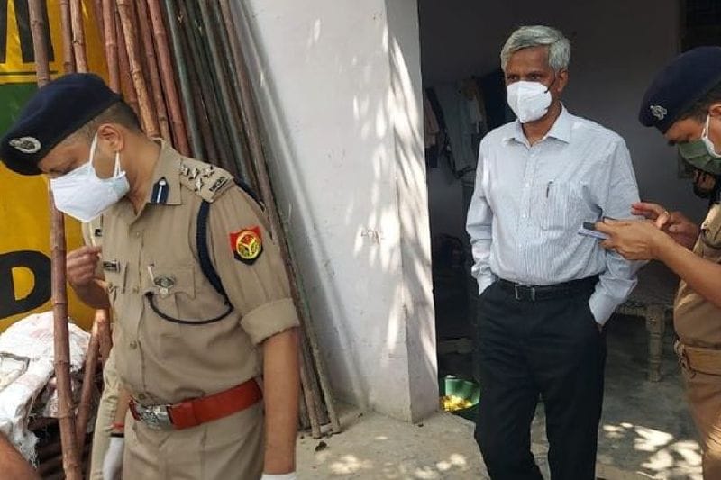 एक बार जेल गया, लौटकर फिर करने लगा वही काम
पुलिस जांच में सामने आया है कि राजेंद्र सिंह जहरीली शराब बनाकर बेचता था। वो पिछले एक साल से यह काम कर रहा था। पहले भी उसके घर से पुलिस ने 250 पेटी नकली शराब की बरामद थी। पुलिस ने कार्रवाई कर उसे जेल भेज दिया था। लेकिन जेल से आने के बाद वह फिर वही काम करने लगा। पुलिस ने बताया कि अवैध शराब बनाने के प्रयोग के दौरान गैस लीक होने से चारों की मौत हुई है। फिलहाल जांच चल रही है।

