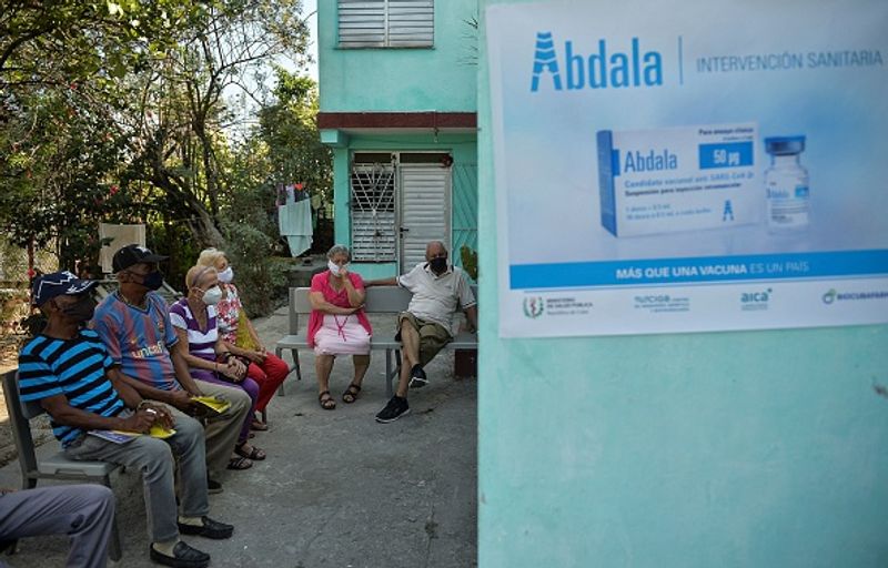 जल्द ही लोगों को दोनों वैक्सीन लगेगी
मीडिया रिपोर्ट्स के मुताबिक, जल्द ही स्थानीय लोगों को दोनों वैक्सीन लगनी शुरू हो जाएगी। क्यूबा दशकों से बायोटेक क्षेत्र में वैक्सीन का एक्सपोर्ट करता रहा है। ये देश कोविड -19 का सामना कर रहा है क्योंकि यहां महामारी की शुरुआत के बाद से अधिक संक्रामक वेरिएंट की वजह से रोजाना केस तेजी से बढ़े हैं। 