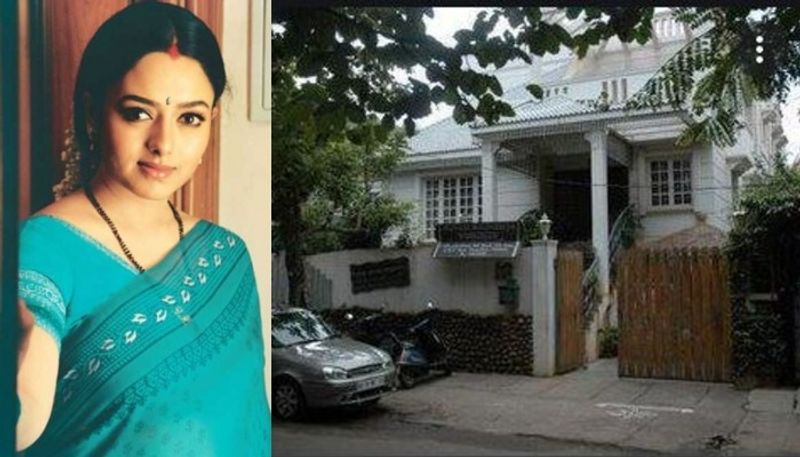 అయితే అప్పటికే సౌందర్య ఆస్తులు వంద కోట్లు ఉంటాయని టాక్ వినిపించింది. ఆ ఆస్తుల పంపకాలకు సంబంధించి పెద్ద వివాదాలే జరిగాయి. భర్త రఘు, సౌందర్య ఫ్యామిలీ వాళ్ల మధ్య ఆస్తి తగాదాలు కోర్ట్ వరకు వెళ్లాయి. ఆ వివాదాలపై ఇంకా క్లారిటీ లేదు.