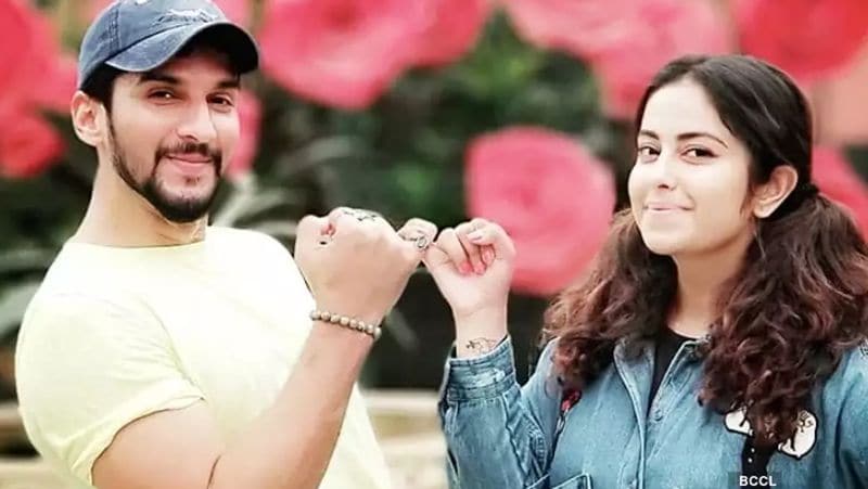 बता दें कि अविका गौर और मनीष रायसिंघनी ने टीवी शो ससुराल सिमर का में साथ काम किया है। जहां मनीष ने बीते साल संगीता चौहान से शादी कर ली है तो वहीं अविका रोडीज फेम मिलिंद चंदवानी को डेट कर रही हैं। 