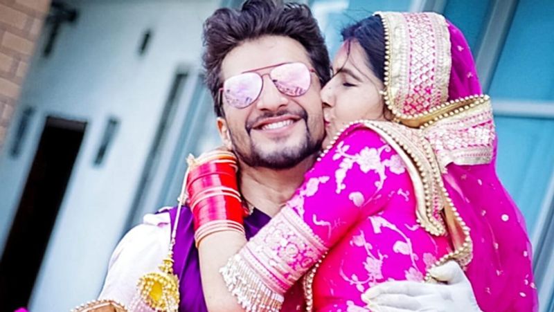 मनीष रायसिंघनी ने कुछ महीने पहले एक इंटरव्यू में कहा था- मेरी पत्नी संगीता को भी एक समय ऐसा लगता था कि अविका और मैं कपल हैं। जब मैं और संगीता ने एक-दूसरे को डेट करना शुरू किया था, उसे भी यह भ्रम हुआ था कि मैं और अविका कपल हैं। मुझे उसे समझाना पड़ा था कि हम सिर्फ अच्छे दोस्त हैं। 