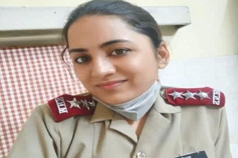 दरअसल, यह दुखद घटना अंबाला कैंट की है, जहां सोमवार को भारतीय सेना की मेडिकल कोर में तैनात कैप्टन साक्षी पति से परेशान होकर दुनिया को अलविदा कह गई। वह छावनी के रेसकोर्स स्थित आवास में संदिग्ध परिस्थितियों में पंखे से लटकी मिली। आनन फानन में परिजन उसे सेना अस्पताल लेकर पहुंचे, लेकिन डॉक्टरों ने मृत घोषित कर दिया। महिला के परजिनों ने ससुराल वालों पर दहेज मांगने का आरोप लगाया है। वहीं पुलिस ने भी मामला दर्ज कर जांच शुरू कर दी है।