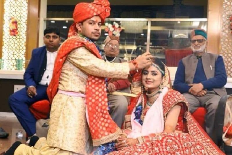 बता दें कि साक्षी मूल रूप से दिल्ली की रहने वाली है और साल 208 में उसकी शादी नवनीत से हुई है। पति भारतीय वायुसेना में स्क्वाड्रन लीडर है और अंबाला कैंट में तैनात है। दोनों अंबाला छावनी के रेसकोर्स स्थित मकान में रहते थे।