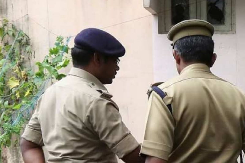 साक्षी के पिता ने बताया कि उनकी बेटी अपने पति नवनीत की हरकतों से दुखी थी। वह साक्षी को आए दिन दहेज के लिए मानसिक व शारीरिक रूप से प्रताड़ित करता था। कई बार तो नवनीत ने साक्षी के साथ बुरी तरह से मारपीट भी की है। पिछले साल दिसंबर 2020 में जब नवनीत ने बेटी के साथ मारपीट की थी, तब मामला सुलझा दिया गया था। लेकिन पता नहीं था कि यह मारपीट इस हद तक चली जाएगी। उन्होंने कहा कि हमें नही पता था कि वह इतना बड़ा हैवान निकलेगा। जबकि स्कवाड्रन लीडर जैसे बड़े पद पर तैनात था।