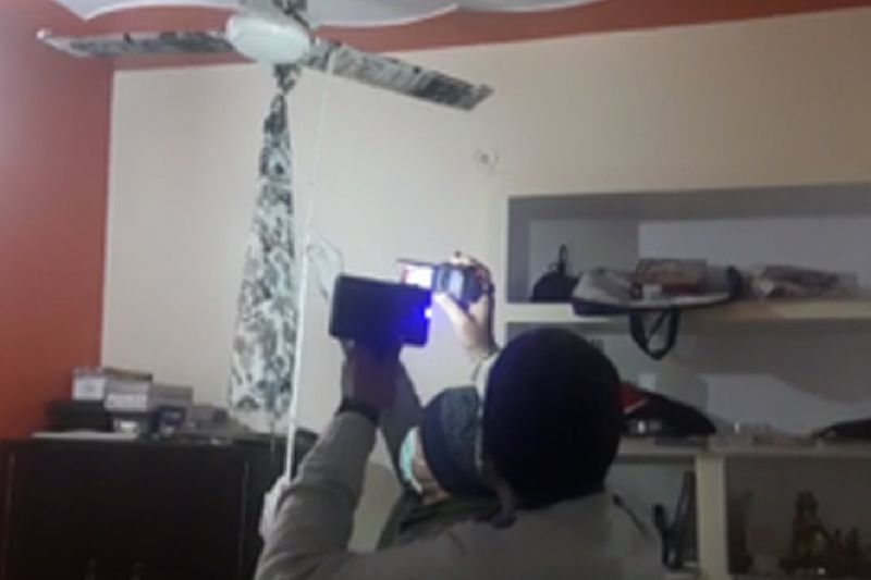 वहीं साक्षी के भाई ने पुलिस को बताया कि घटना से कुछ देर पहले बहन का कॉल आया था, जिसने बताया था कि नवनीत ने फिर उसके साथ मारपीट की। हमने उसे समझाया कि सुबह आते हैं, लेकिन इसके बाद फोन आया तो पता चला कि साक्षी की मौत हो गई है। पता लगते ही साक्षी के पिता और भाई मौके पर पहुंचे तो वह फंदे से लटकी मिली।
