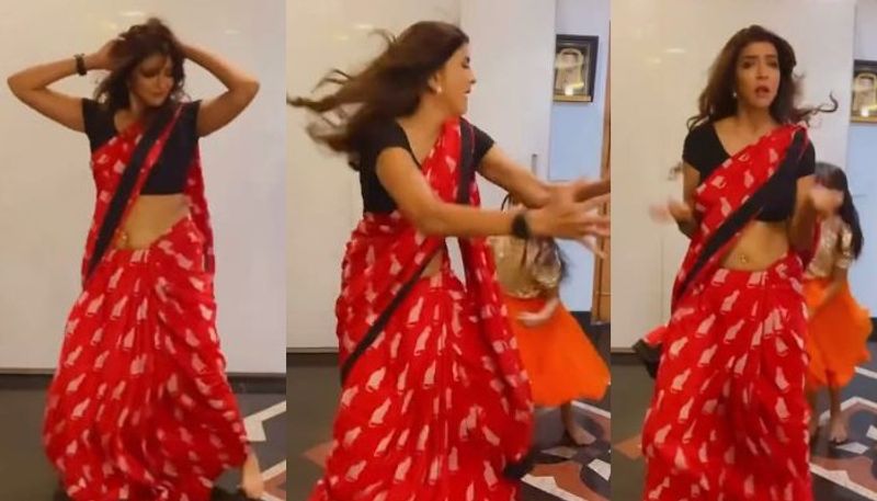 ఎర్రచీరలో మంచు లక్ష్మీ నడుము షేక్ చేస్తూ రెచ్చిపోయిన డాన్స్ మంచు ఫ్యామిలీ అభిమానులు తెగ ఆకట్టుకుంటోంది.