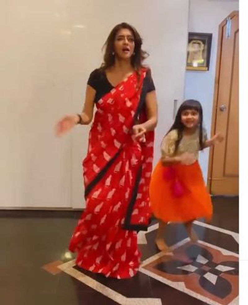 కూతురు విద్యా నిర్వాణతో కలిసి ఎర్ర, పింక్ శారీలో ఊరమాస్ స్టెప్పేసింది. నేడు పుట్టిన రోజు జరుపుకుంటున్న విజయ్ నటించిన `మాస్టర్` సినిమాలోని ఎంట్రీ సాంగ్కి అదిరిపోయే డాన్స్ చేసింది మంచులక్ష్మీ.