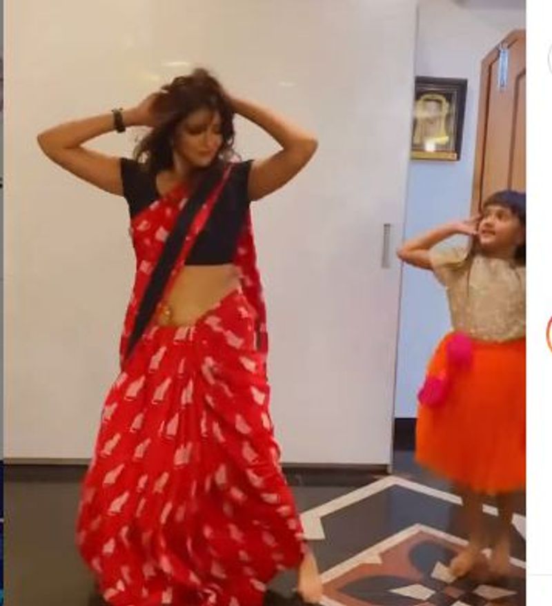 ఈ వీడియోని విజయ్ అభిమానులు కూడా షేర్ చేస్తూ వైరల్ చేస్తున్నారు. దీంతో ఇప్పుడు సామాజిక మాధ్యమాల్లో ఈ వీడియో సంచలనంగా మారింది.