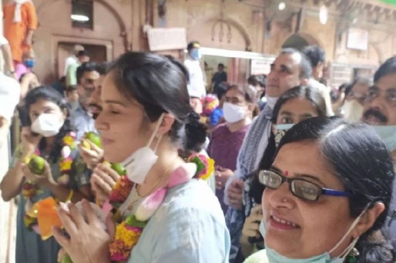 बता दें कि साइना सोमवार सुबह वृंदावन के लिए निकल गईं। जहां उन्होंने वृंदावनधाम के दर्शन किए। इसके बाद लौटते समय अकबर के मकबरे का दीदार किया। शाम को वापस अपने होटल लौट आईं।
