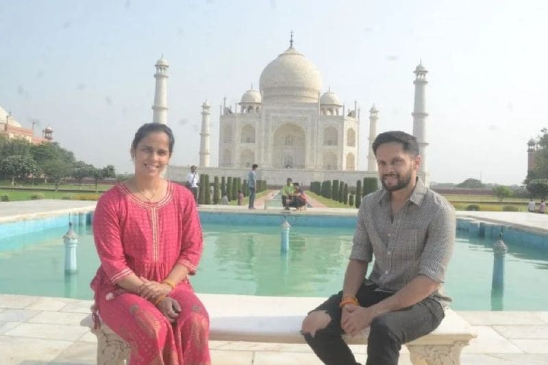 साइना नेहवाल और उनके पति ने ताजमहल के बारे में गाइड से विस्तार में जानकारी ली। पच्चीकारी और सफेद पत्थर के बारे में उन्होंने जानकारी ली।
