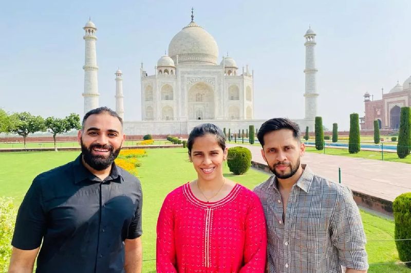 दरअसल, साइना नेहवाल अपने पति पारुपल्ली कश्यप और दोस्तों के साथ रविवार को आगर पहुंची हैं। संड होने के कराण यूपी में लॉकडाउन था और सभी स्मारक बंद थे। इसलिए वह होटल में ही रुकीं, यहीं से उन्होंने इंस्टाग्राम एकाउंट पर होटल अमर विलास से ताजमहल के साथ की एक तस्वीर शेयर की है। इसके साथ ही साइना ने एक वीडियो भी सोशल मीडिया पर पोस्ट किया है।