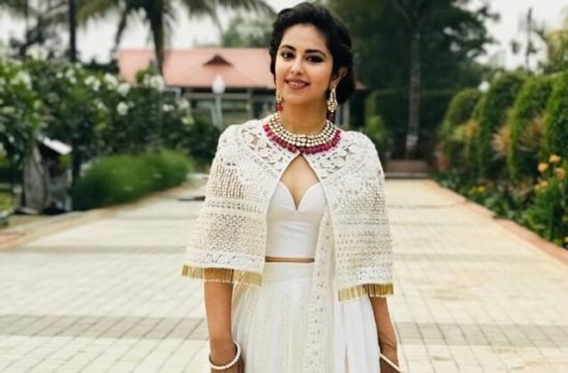 বালিকা বধূ ছাড়াও সসুরাল সিমরকা ধারাবাহিকে রোলির চরিত্রে জনপ্রিয়তা অর্জন করেছিলেন অভিনেত্রী। ছোটপর্দাতেই শুধু নয় সোশ্যাল মিডিয়াতেও জনপ্রিয় আনন্দী।
