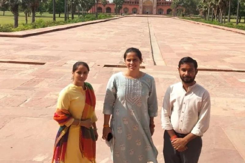 बताया जाता है कि साइना नेहवाल इन दिनों अपने पति के साथ देशभर के स्मारकों का भ्रमण कर रही हैं। पिछले हफ्ते उन्होंने दिल्ली में लाल किला, कुतुब मीनार, हुमायूं का मकबरा देखने को पहुंची थीं।
