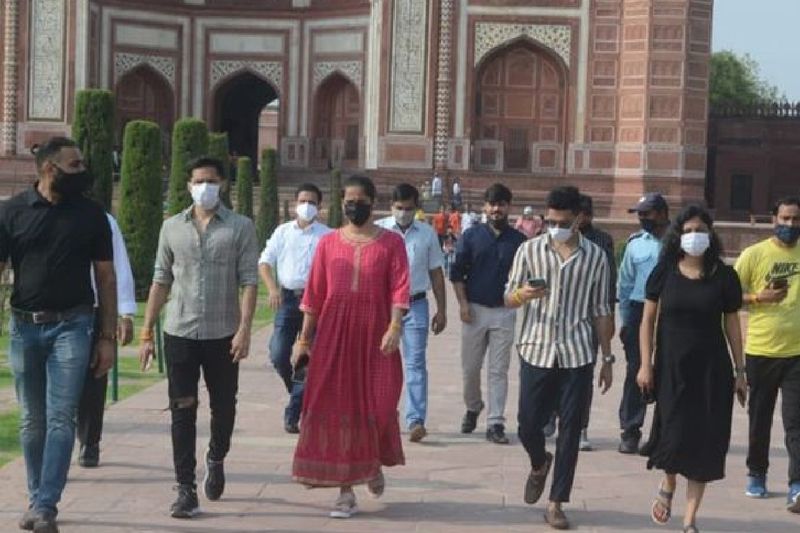 साइना को ताजमहल का दीदार कराने और जानकारी देने के लिए गाइड नितिन सिंह साथ थे। जिन्होंने अमेरिका के राष्ट्रपति डोनाल्ड ट्रंप को भी ताजमहल घुमाया था। गाइड नितिन सिंह साइना को गरा किला और फतेहपुर सीकरी के बारे में बताया। 