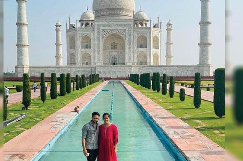 ताजमहल के इतिहास को सुनकर साइना के पति ने कहा ऐसा लगता है कि हम राजी-रानी के दौर में आ गए हैं। दोनों ताजमहल घूमने के दौरान काफी खुश थे। 