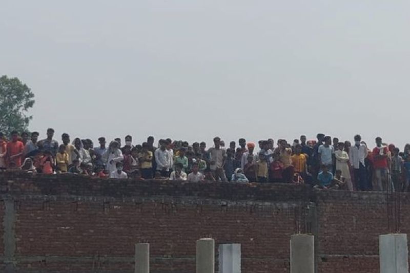 बता दें कि जब आगर के लोगों को पता चला कि उनक शहर में बैडमिंटन खिलाड़ी और वर्ल्ड रैंकिंग साइना आई हुई हैं तो शहर के लोग उनकी एक झलक पाने के लिए दौड़ पड़े। लोग आसपास की छतों पर खड़े होकर साइना को देख रहे थे।
