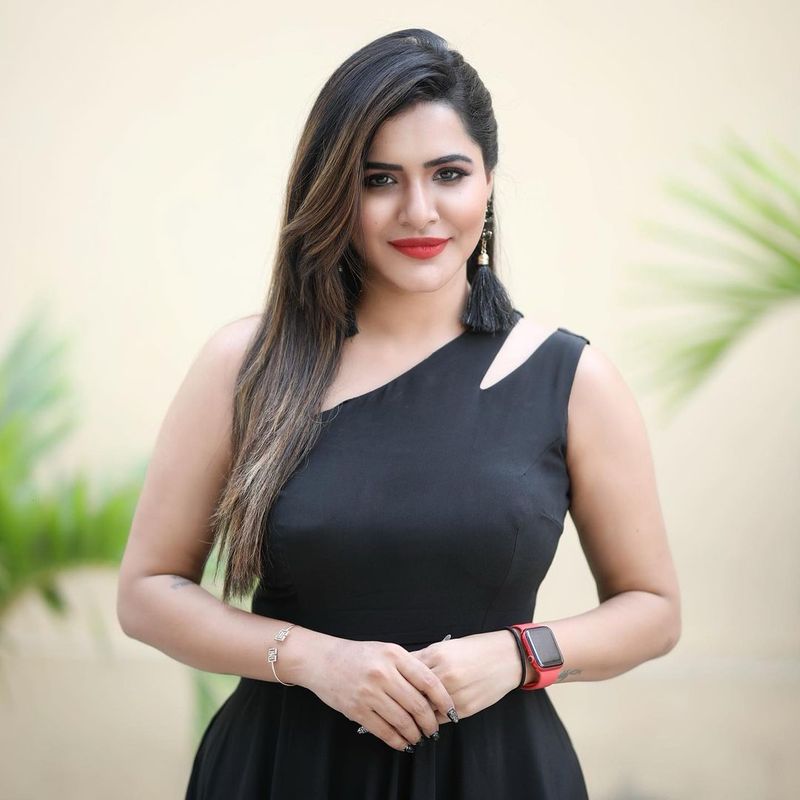 సోషల్ మీడియాలో వీడియోలు, టిక్టాక్లతో అదరగొట్టింది. బిగ్బాస్ తర్వాత టీవీ షోస్లో పాల్గొంటూ సందడి చేస్తుంది.