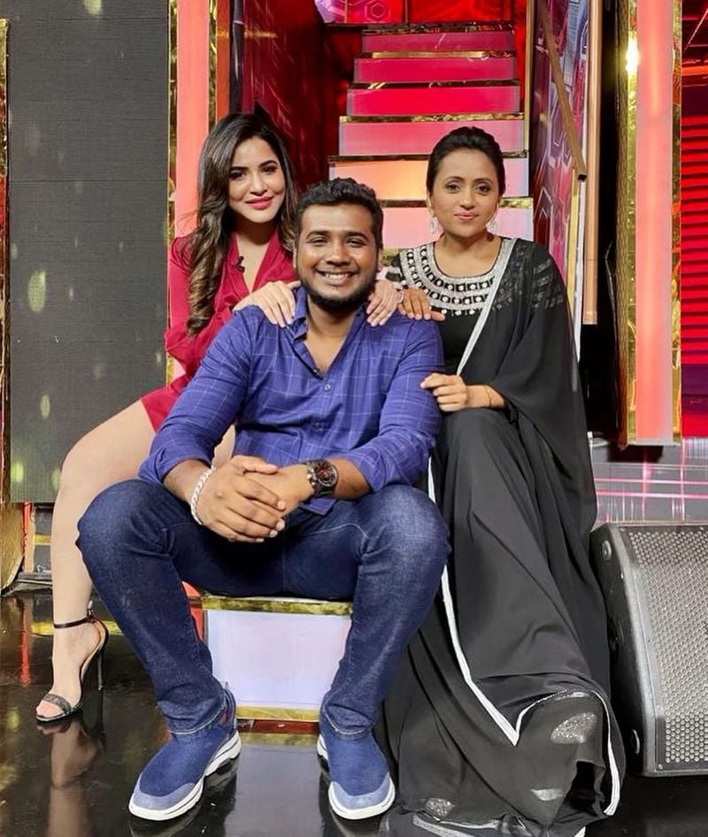 ఆషురెడ్డి ఇటీవల సుమ హోస్ట్ గా రన్ అయ్యే స్టార్ట్ మ్యూజిక్ ప్రోగ్రామ్లో పాల్గొని సందడి చేస్తుంది. ఇందులో రాహుల్ సిప్లిగంజ్తో కలిసి పాల్గొనడం విశేషం. దీంతో వీరిద్దరి మధ్య ఎఫైర్ వార్తలకు మరింత బాలాన్నిచ్చినట్టైంది.