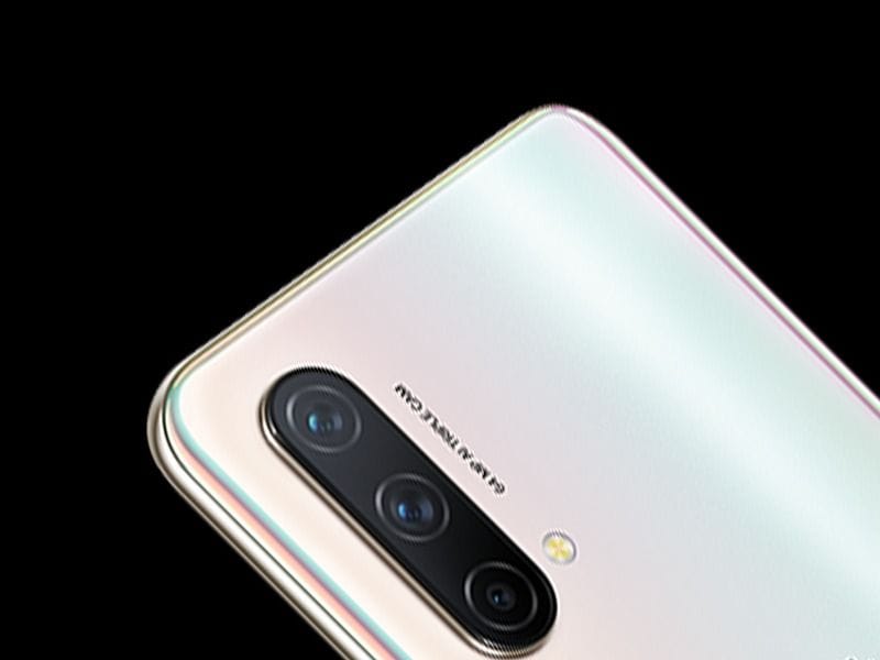 ১, oneplus nord CE 5G ম্যাট স্টিল ফিনিস। দেখতে দূর্দান্ত। এতে আঙুলের কোনও ছাপ লাগে না। আসল নর্ডের তুলনায় এটি একধাপ এগিয়ে রয়েছে। সামনের অংশে আলাদা একটি গ্লাসের সুরক্ষা রয়েছে। যা ফোনটিতে যো কোনও আঘাত থেকে রক্ষা করবে। অন্যান্য ফোনের তুলনায় এটি অনেকটাই মজবুত। 