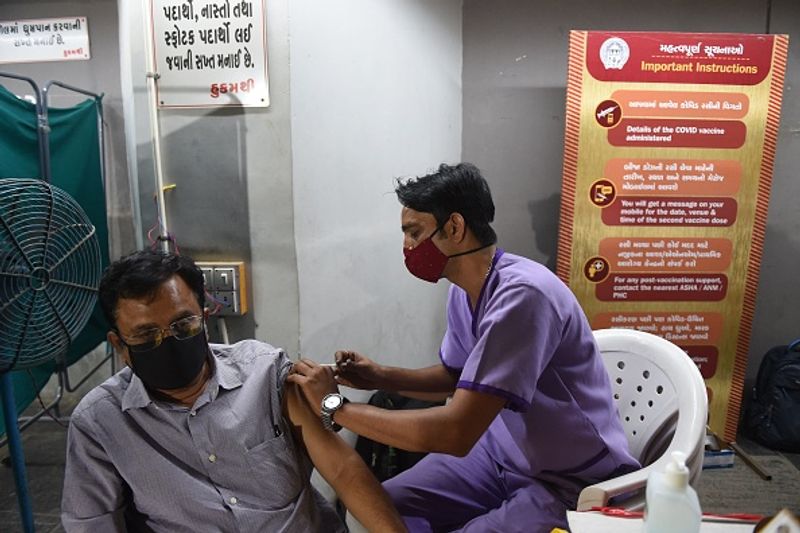 প্রধানমন্ত্রীর নিজের রাজ্য গুজরাত নিয়ে সমালোচকরা অবশ্য সেরকম কিছু বলতে পারেনি। এই রাজ্যেও, রবি ও সোমবারের ভ্যাকসিন দেওয়ার সংখ্যায় তারতম্য রয়েছে, তবে তা তুলনায় অনেক কম নাটকীয়। সোমবার এই রাজ্যে ৫,১০,৪৩৪ ডোজ ভ্যাকসিন দেওয়া হয়েছে। আর, রবিবার দেওয়া হয়েছিল ১,৮৯,৯৫৩ ডোজ। তবে এই সংখ্যাটাও গত ১৭ দিনের মধ্যে সর্বনিম্ন।
