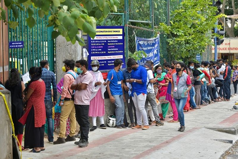 তবে, শুধু মধ্যপ্রদেশই নয়, কোউইন অ্যাপের তথ্য অনুযায়ী, একই ধরণের প্রবণতা দেখা গিয়েছে বিজেপি-শাসিত অন্যান্য রাজ্যগুলিতেও। সোমবার দ্বিতীয় সর্বোচ্চ টিকাদান করেছে কর্ণাটক, ১১.২১ লক্ষ ডোজ। তার ঠিক আগের দিন, ২০ জুন, তারা দিয়েছে মাত্র ৬৮,১৭২ টি ডোজ টিকা। তবে রবিবারে টিকাদানের পরিমাণ সাধারণত কমই থাকে। সেই যুক্তিও এই ক্ষেত্রে খাটছে না। কারণ ঠিক আগের দুই রবিবারেই কর্ণাটকের টিকাদানের পরিমাণ ছিল যথাক্রমে ৯৬,৯৫৬ ডোজ (১৩ জুন) এবং ১,২৬,৩৮৯ (৬ জুন) ডোজ।