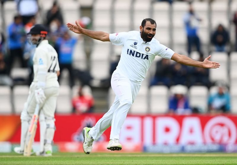 However, after over an hour's play and 16 runs later, Mohammed Shami struck first for the day, sending back Taylor for a mere 11 after being caught by Shubman Gill. In came Henry Nicholls and, along with Williamson, put up 17 runs together.