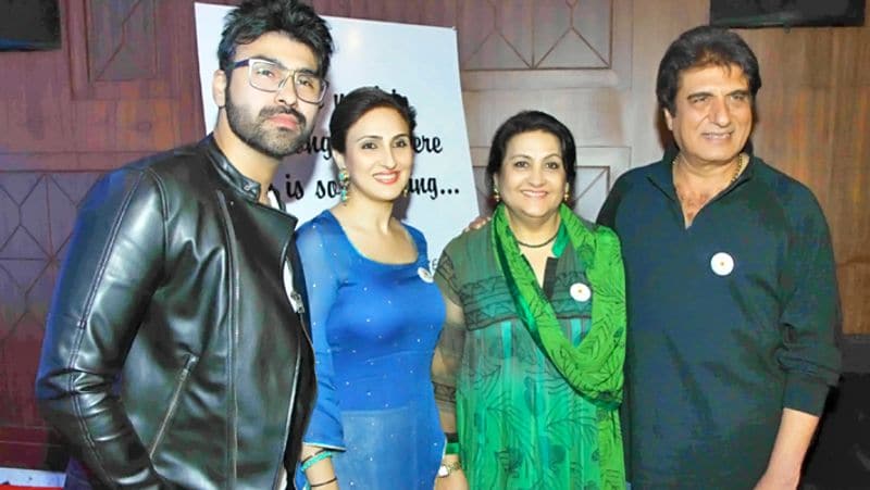 फिल्मों के साथ राज बब्बर राजनीति में भी एक्टिव हैं। 2004 में 14वें लोकसभा चुनाव में वे फिरोजाबाद से समाजवादी पार्टी के सांसद चुने गए। 2006 में समाजवादी पार्टी से निलंबित होने के बाद उन्होंने कांग्रेस की सदस्यता ले ली। कांग्रेस के प्रवक्ता रह चुके राज बब्बर ने 2014 लोकसभा चुनाव में गाजियाबाद से अपनी किस्मत आजमाई, लेकिन जनता ने उन्हें नकार दिया।