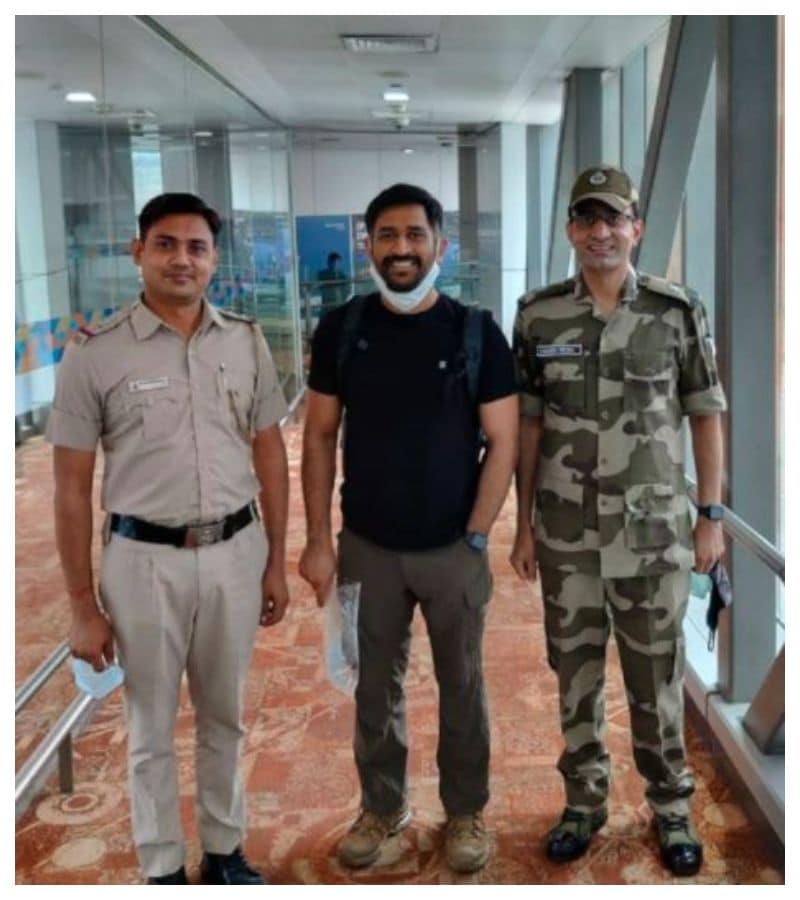 এয়ার পোর্টেও ধোনির সঙ্গে ছবি তুলতে চান সুরক্ষা আধিকারিকরা। তাদের আবদারও পূরণ করেছেন মাহি।