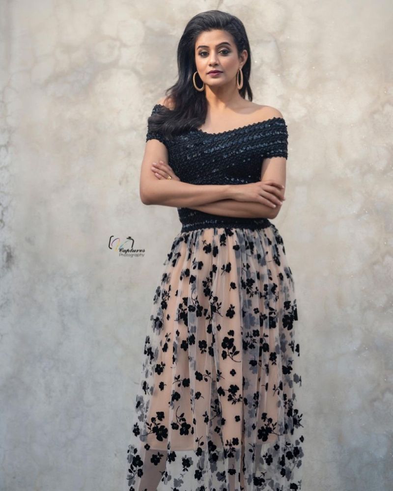 మరోవైపు టీవీ ప్రోగ్రామ్స్ లో కనిపిస్తూ సందడి చేస్తున్నారు. తెలుగు పాపులర్ రియాలిటీ షో ఢీలో ప్రియమణి కొన్నాళ్లు జడ్జిగా వ్యవహరిస్తున్నారు. పేరుకు జడ్జ్ అయినా కానీ రొమాన్స్ తో పాటు గ్లామర్ పంచుతూ షోకి ప్రత్యేక ఆకర్షణగా నిలుస్తున్నారు.