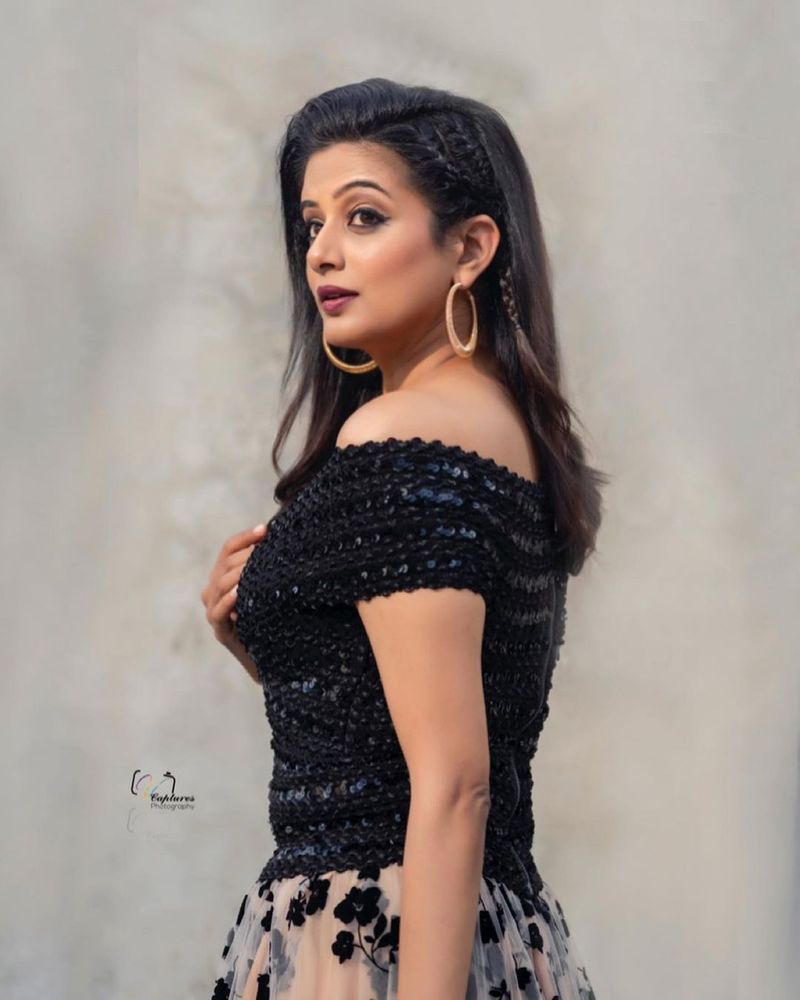 బ్లాక్ టాప్, వైట్ ఫ్రాక్ వేసిన ప్రియమణి హాట్ డ్రెస్ లో నాటీ ఫోజులిచ్చారు. ప్రియమణి లేటెస్ట్ ఫోటోలు తెగ వైరల్ అవుతుండగా ఫ్యాన్స్ పండగ చేసుకుంటున్నారు.