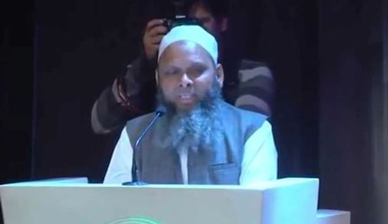 सर्टिफिकेट में लिखी है गलत तारीख
मीडिया रिपोर्ट्स के मुताबिक, सर्टिफिकेट में तारीख 11 नवंबर 2021 लिखी गई है। ये तारीख एक नहीं बल्कि जो जगहों पर लिखी है। ऐसे में इसकी कम ही संभावना रह जाती है कि तारीफ को गलती से लिखा गया होगा।
