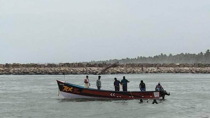 Fishermen boat overturns in ocean, 3 dead in Srikakulam district Fishermen boat overturns in ocean, 3 dead in Srikakulam district
