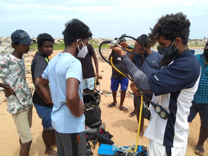 മറൈൻ എൻഫോഴ്സ്മെന്റിന്റെയും കോസ്റ്റൽ പൊലീസിന്റെയും പക്കൽ സ്കൂബ ഡൈവിങ്ങിനുള്ള ഉപകരണങ്ങളില്ലെന്നാണ് ബന്ധപ്പെട്ട അധികാരികള് പറയുന്നത്. 
