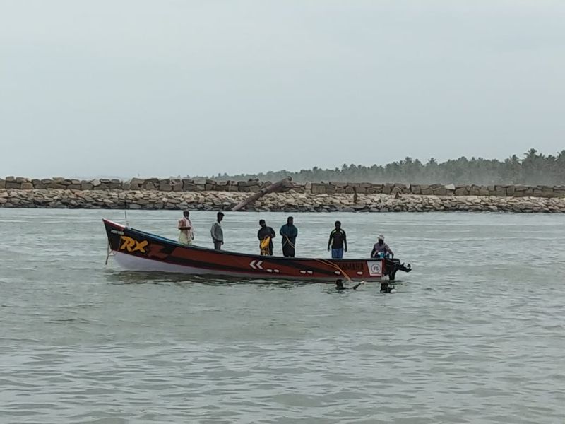 ഇന്ന് രാവിലെ മത്സ്യബന്ധനത്തിന് പോയവര് വിഴിഞ്ഞ് നിന്ന് ഉള്ക്കടലില് ഒരു മൃതദേഹം കണ്ടെത്തായി വിവരം നല്കിയിരുന്നു. പ്രദേശത്തേക്ക് തിരിച്ചിലിനായി മത്സ്യബന്ധനത്തൊഴിലാളികള് തിരിച്ചിട്ടുണ്ട്.
കൊവിഡ് മഹാമാരിയുടെ രണ്ടാംവരവിന്റെ ഈ കാലത്ത്, എല്ലാവരും മാസ്ക് ധരിച്ചും സാനിറ്റൈസ് ചെയ്തും സാമൂഹ്യ അകലം പാലിച്ചും വാക്സിന് എടുത്തും പ്രതിരോധത്തിന് തയ്യാറാവണമെന്ന് ഏഷ്യാനെറ്റ് ന്യൂസ് അഭ്യര്ത്ഥിക്കുന്നു. ഒന്നിച്ച് നിന്നാല് നമുക്കീ മഹാമാരിയെ തോല്പ്പിക്കാനാവും. #BreakTheChain #ANCares #IndiaFightsCorona