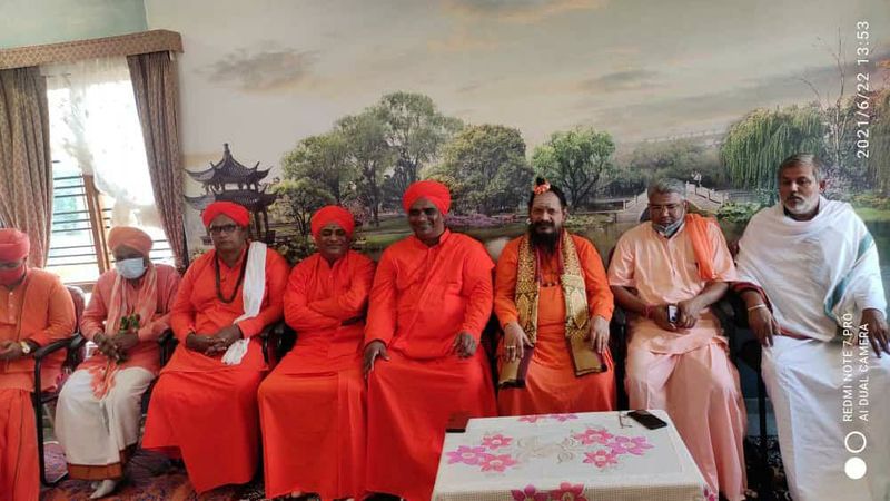 ನಾಯಕತ್ವ ಬದಲಾವಣೆ ಮಾಡಿದರೂ ಯಡಿಯೂರಪ್ಪನವರಿಗೆ ತೊಂದರೆಯಾಗದಂತೆ ಮಾಡಲಿ ಎಂದಿದ್ದೇವೆ ಅಷ್ಟೇ. ಆದರೆ ಇಂತವರನ್ನೇ ಮಾಡಿ ಎನ್ನುವ ಬೇಡಿಕೆ ನಮ್ಮದಲ್ಲ, ರಾಜಕೀಯ ನಮ್ಮ ಉದ್ದೇಶವಲ್ಲ ಎಂದು ಸ್ಪಷ್ಟಪಡಿಸಿದ ಸ್ವಾಮೀಜಿ 