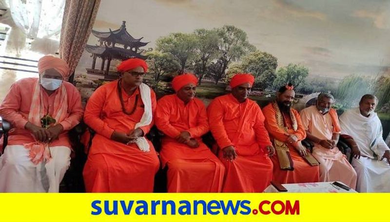 ರಾಜ್ಯದಲ್ಲಿ ಬಿಜೆಪಿ ನಾಯಕತ್ವ ಬದಲಾವಣೆ ಮಧ್ಯೆ ಪಂಚಮಸಾಲಿ ಸಮಾಜದ ಸಚಿವ ಮುರುಗೇಶ ನಿರಾಣಿ ಹೆಸರು ಮುಂಚೂಣಿಯಲ್ಲಿದೆ. ಆದರೆ ಸಭೆಯಲ್ಲಿ ರಾಜಕೀಯ ಚರ್ಚೆಯಾಗಿಲ್ಲ, ಮಾಡೋದು ಇಲ್ಲ ಎಂದು ಸುವರ್ಣ ನ್ಯೂಸ್ಗೆ ಸಿದ್ದಲಿಂಗ ಸ್ವಾಮೀಜಿ ಸ್ಪಷ್ಟನೆ ನೀಡಿದ್ದಾರೆ. 
