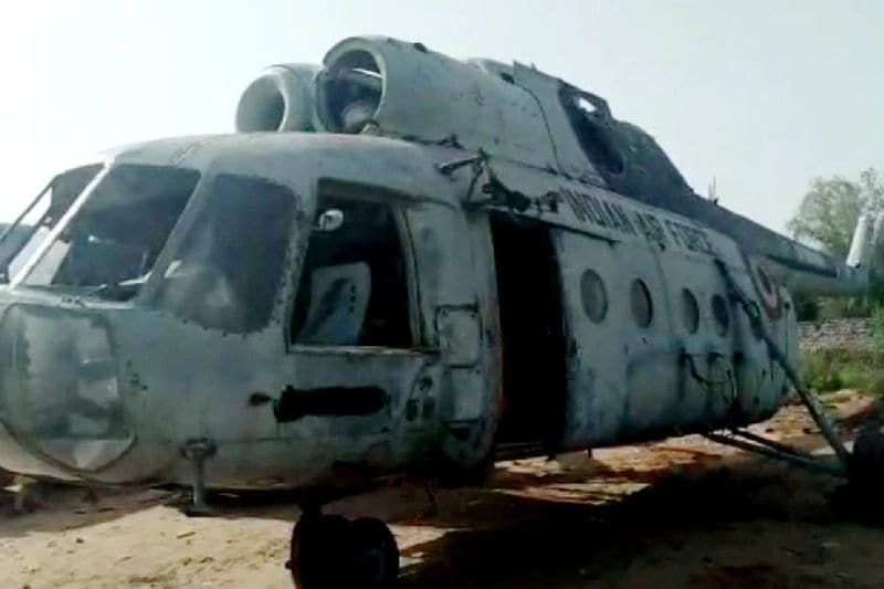 कबाड़ी के लिए यह हेलिकॉप्टर फायदे का सौदा होगा, लेकिन शहर के लोगों के लिए तो इस वक्त यह मनोरंजन का साधन बना हुआ है। इन 6 कंडम हेलिकॉप्टर की वजह से शहर टूरिस्ट स्पॉट बन गया है। सुबह-शाम देखने वालों की भीड़ लग जाती है, आलम यह होता है कि बार पुलिस को आना पड़ता है।
