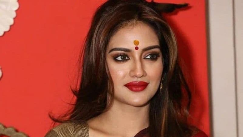 উল্লেখ্য, মঙ্গলবারই নুসরত ও নিখিলের শুনানি হওয়ার কথা ছিল কিন্তু বিচারপতিরা হাজির না হওয়ায় দেওয়ানি মামলার শুনানি সম্ভব হয়নি। এর জন্য শীঘ্রই নতুন তারিখ দেবে আদালত।