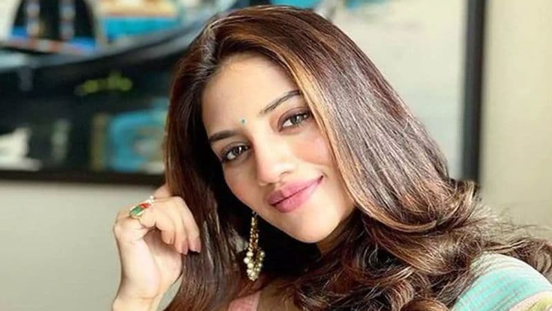 একটু একটু করে গর্ভে বাড়ছে সন্তান। চোখে মুখে ফুটে উঠেছে মাতৃত্বের আভা। বেবিবাম্প নিয়েই নজর কেড়েছেন নুসরত জাহান।